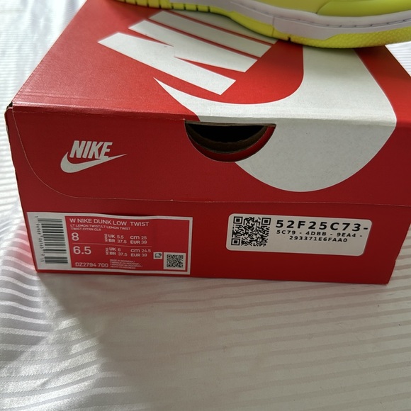 Women’s Nike dunk low twist lemon size 8 new - Picture 3 of 4